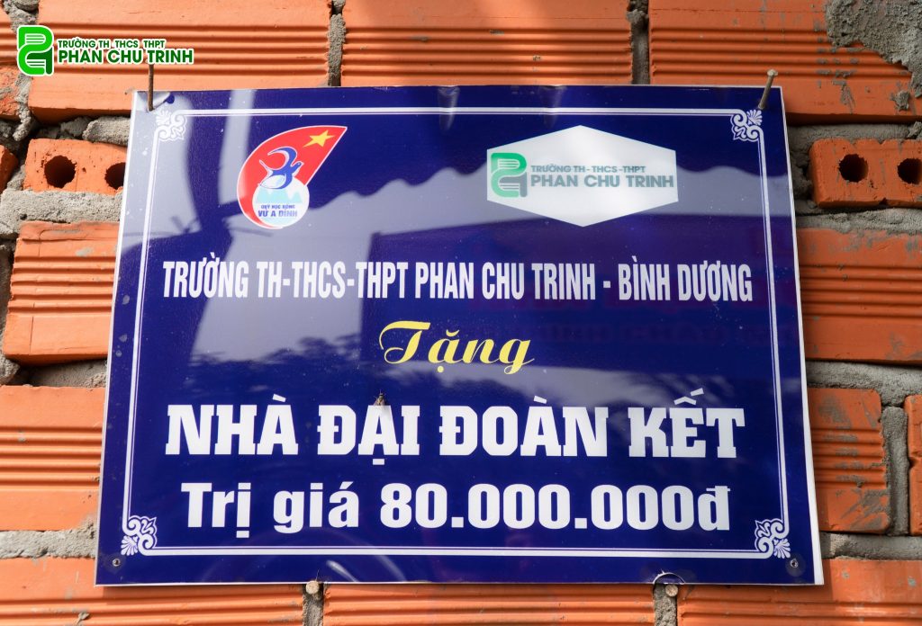 Phan Chu Trinh trao tặng nhà đại đoàn kết